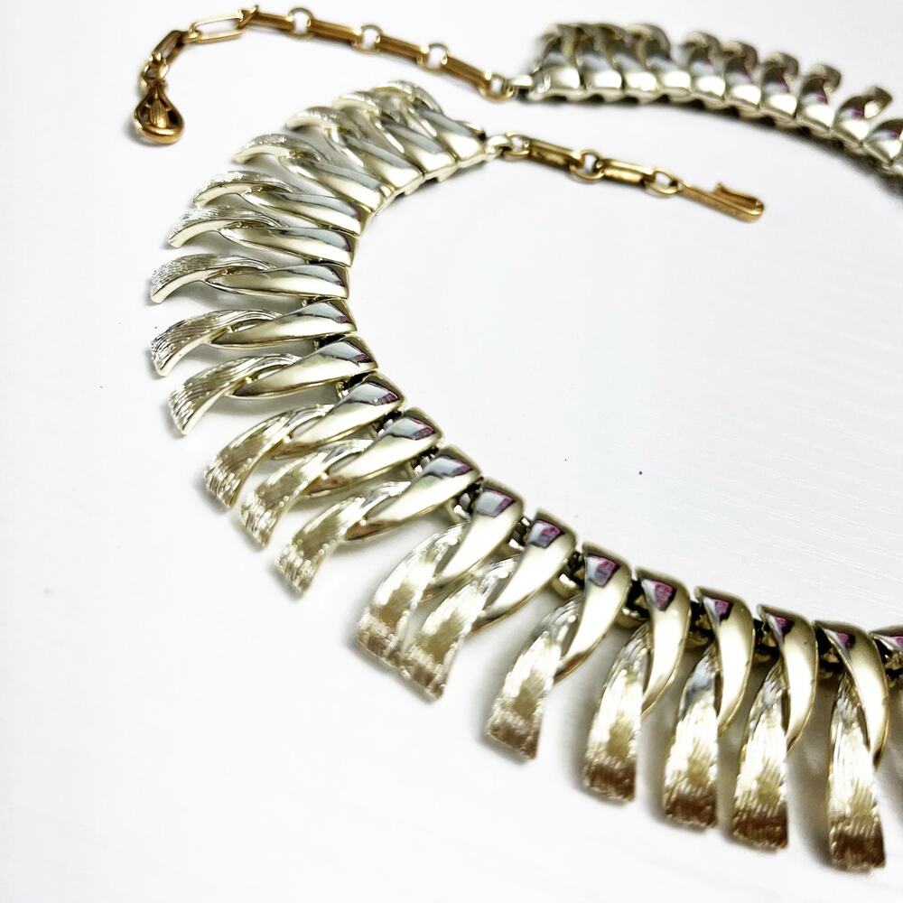 Coro Vintage Light Gold Wreath Collar Necklace - Picture 6 of 9